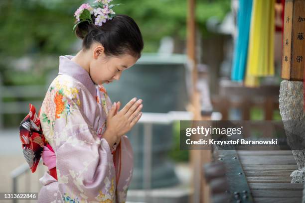 portrait of a japanese girl - shrine ストックフォトと画像