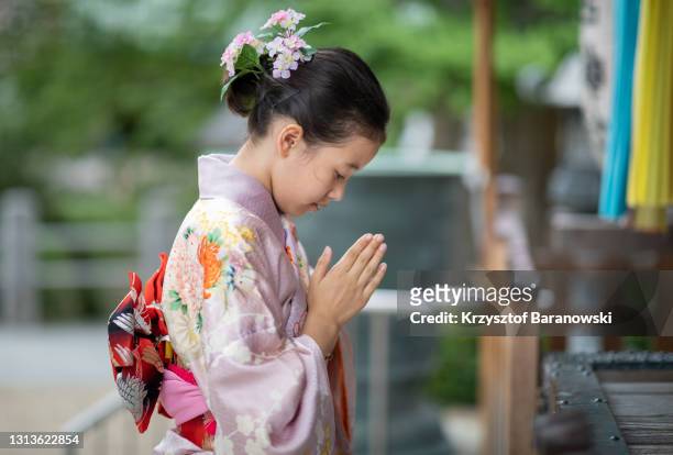 portrait of a japanese girl - shrine fotografías e imágenes de stock