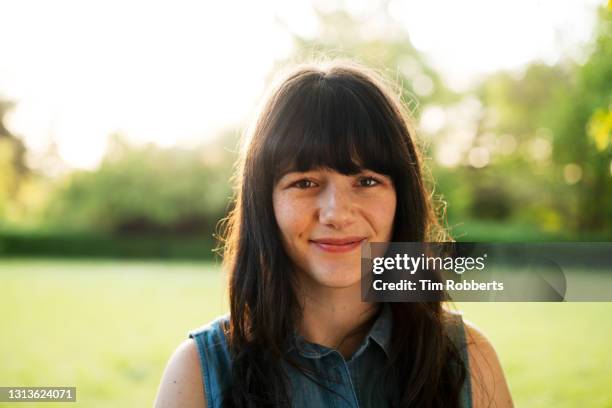 portrait of woman looking at camera - bangs fotografías e imágenes de stock