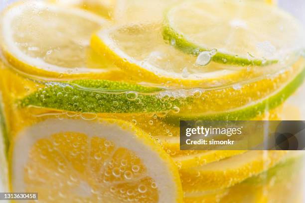 gin und tonic mit zitrone und limette - lemonade stock-fotos und bilder