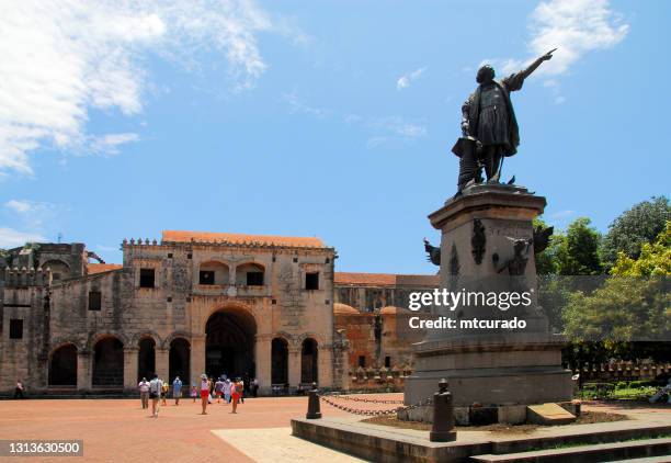 colon park - statue of christopher columbus and cathedral of santa maría la menor, santo domingo, dominican republic - santo domingo dominican republic stock pictures, royalty-free photos & images