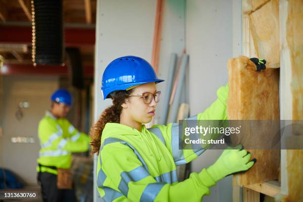 het aanbrengen van muurisolatie - isolatiemateriaal stockfoto's en -beelden