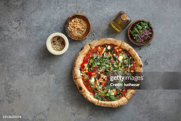 vegatarian pizza - vegetable pizza stock pictures, royalty-free photos & images
