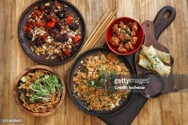 chinese gerechten - vegetable fried rice stockfoto's en -beelden
