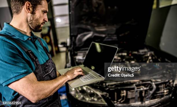 Mechanic Using A Computer Car Mechanics Computer Photos and Premium High Res Pictures - Getty Images