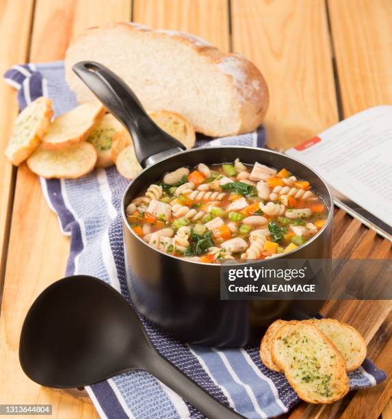 gesunde suppe - minestrone stock-fotos und bilder