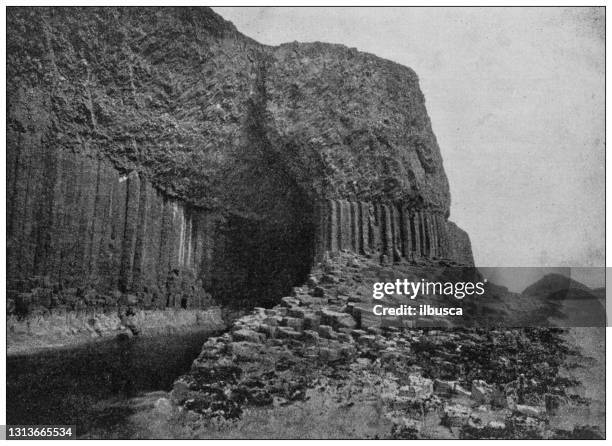 antikes foto von den sehenswürdigkeiten der welt (ca. 1894): fingals höhle, schottland - basalt stock-grafiken, -clipart, -cartoons und -symbole