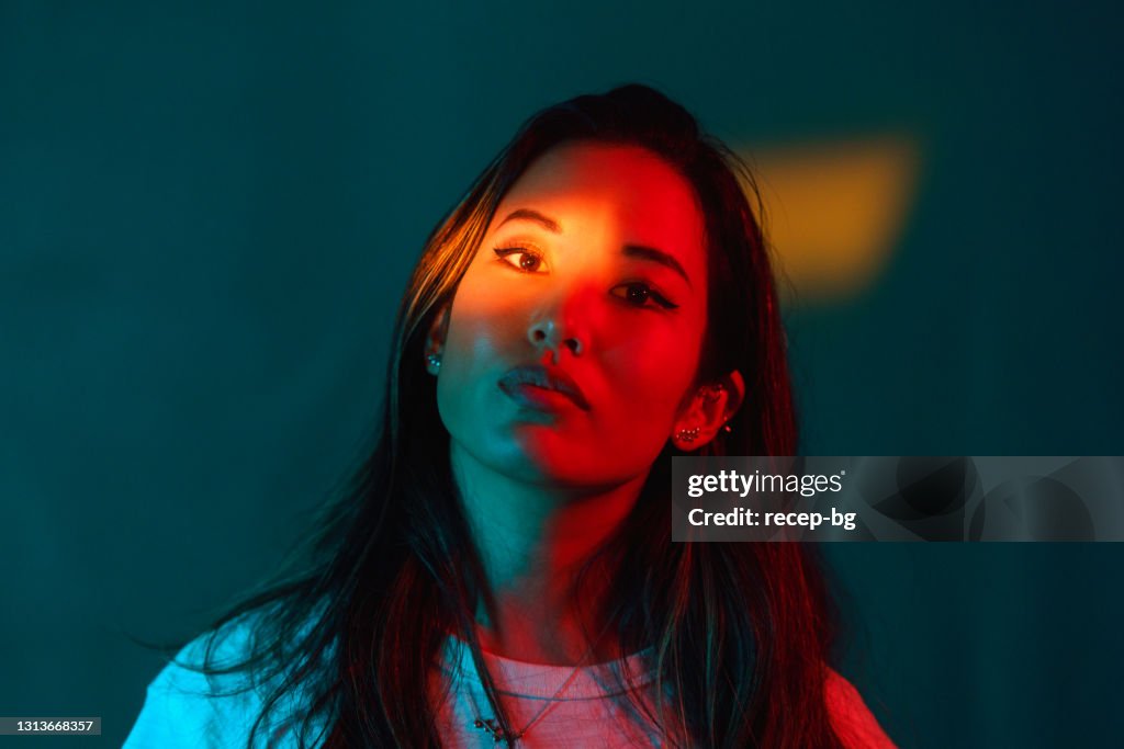 Porträt der schönen Frau von Neon farbigen Lichtern beleuchtet