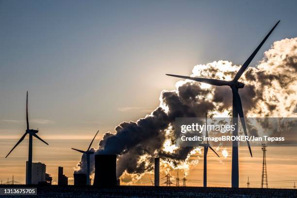 wind turbines and coal-fired power plant, energy transition, renewable and fossil energy, niederaussem, north rhine-westphalia, germany - coal fired power station 個照片及圖片檔