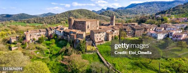 vista de la villa medieval de santa pau, la garrotxa - tour of catalonia fotografías e imágenes de stock