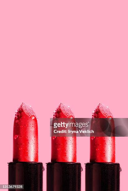 beauty pattern made of red lipstick on pink background. - damp lips stock-fotos und bilder