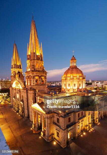 cathédrale illuminée de guadalajara dans le centre-ville de guadalajara, jalisco, mexique - zocalo mexico photos et images de collection