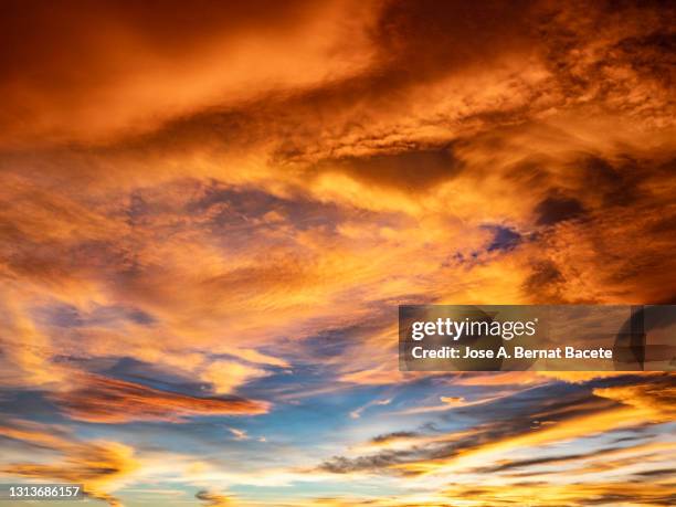 full frame of the low angle view of clouds in sky during sunset. - 高層雲 個照片及圖片檔