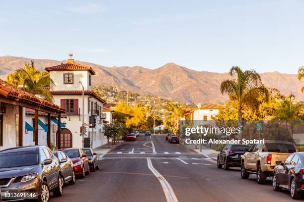 street in santa brabara with mountains in the background, california, usa - santa barbara california - fotografias e filmes do acervo