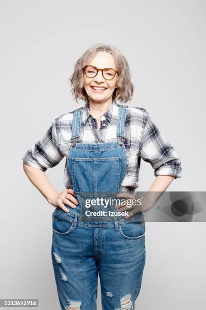 allegra donna anziana che indossa le dungarees - salopette foto e immagini stock