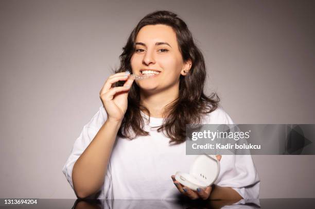 more comfortable to laugh with invisible braces. - alinhador dentário imagens e fotografias de stock