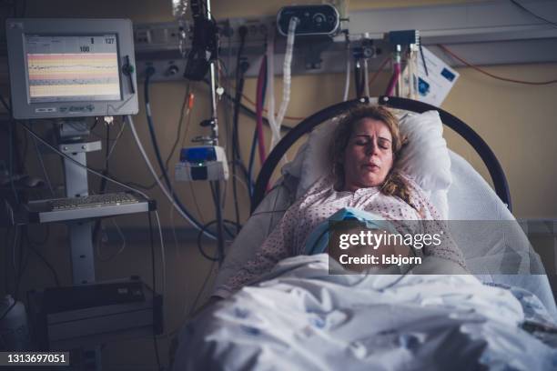de arbeid van de moeder in het ziekenhuisbed tijdens bevalling. - prenatal care stockfoto's en -beelden