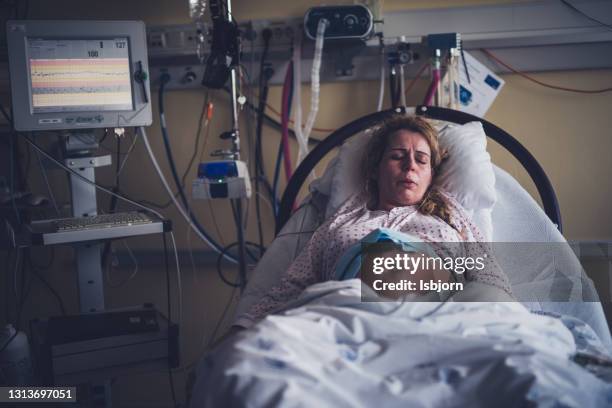 de arbeid van de moeder in het ziekenhuisbed tijdens bevalling. - giving birth stockfoto's en -beelden