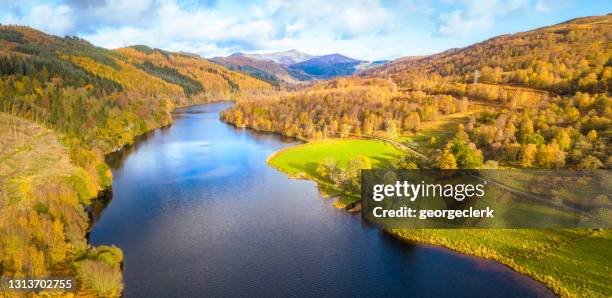 luftaufnahme des schottischen sees im herbst - perthshire stock-fotos und bilder