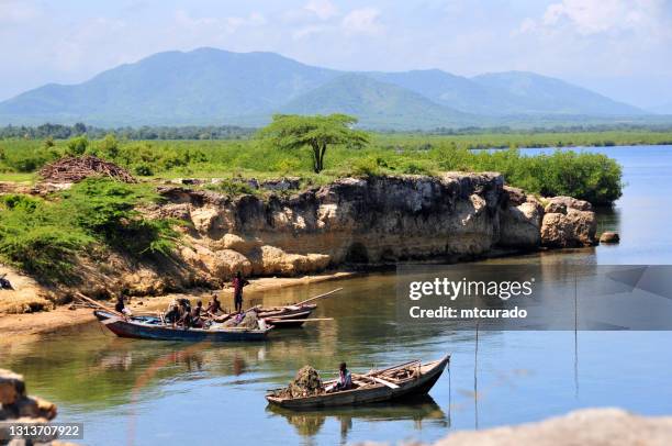 vissers, kustkliffen, mangroven en bergen, fort-liberté, haïti - caraïbische zee stockfoto's en -beelden