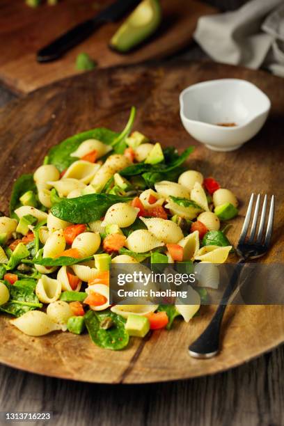 gesunder veganer conchiglie nudelsalat - conchiglie stock-fotos und bilder