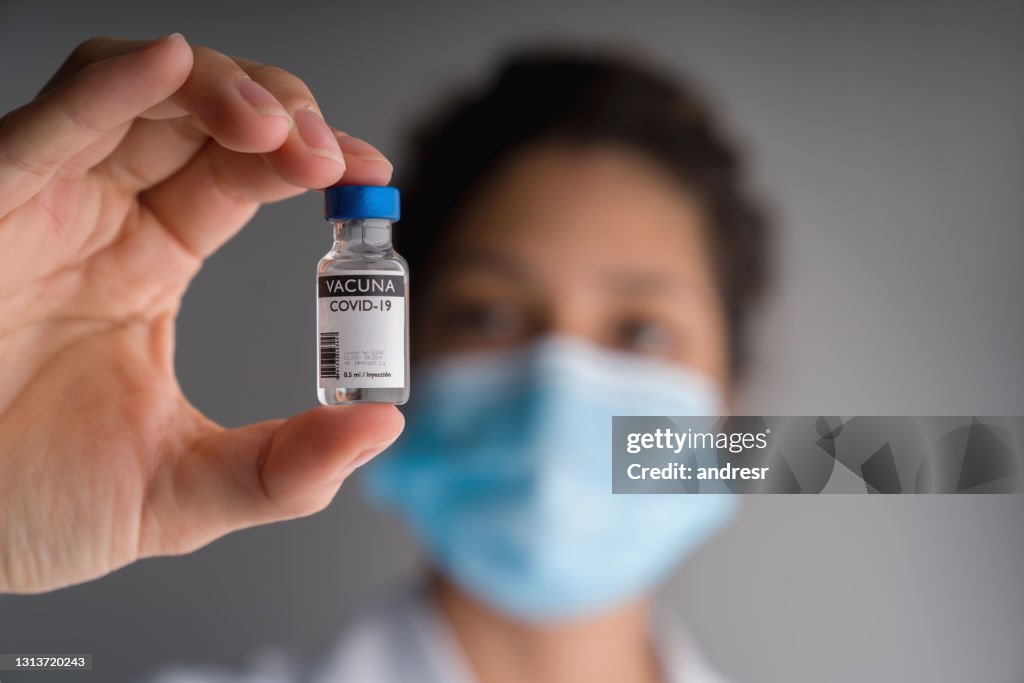 Trabajador sanitario titular de una ampolla vacuna COVID-19