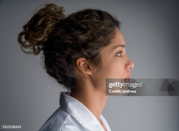 perfil de una doctora - perfil vista lateral fotografías e imágenes de stock