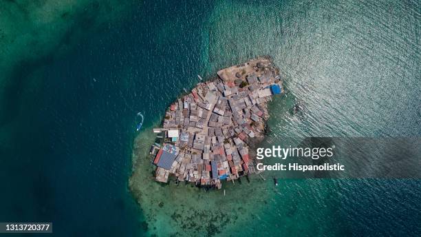 aerial view of a densely over populated island in the archipelago of san bernardo, colombia - arquipélago imagens e fotografias de stock