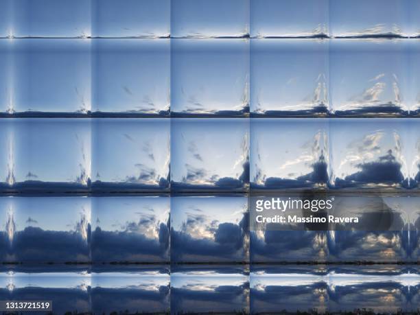 metallic reflection of sky full of clouds - 鉻 個照片及圖片檔