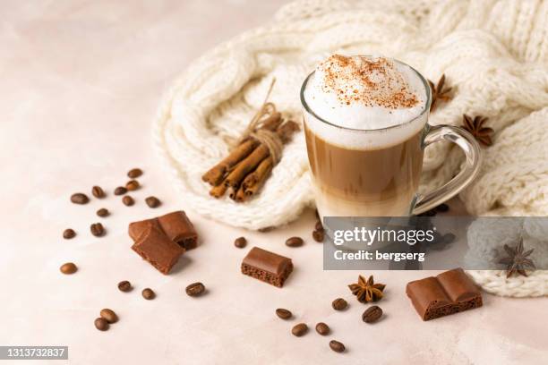 café latte macchiato com canela, chocolate e grãos de café - cinnamon - fotografias e filmes do acervo