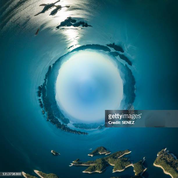 little planet effect - fish eye photos et images de collection