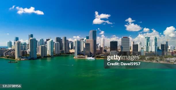 downtown miami luft skyline blick und bucht, panorama-stil - business south america stock-fotos und bilder