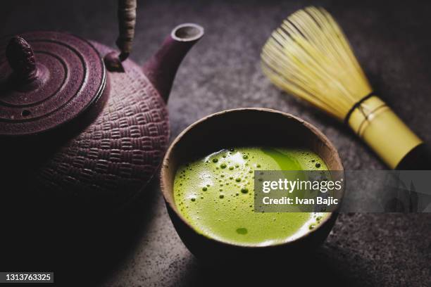 matcha thee met waterkoker - matcha stockfoto's en -beelden