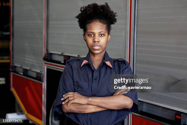 portrait of early 30s black female firefighter - black firefighter stock pictures, royalty-free photos & images