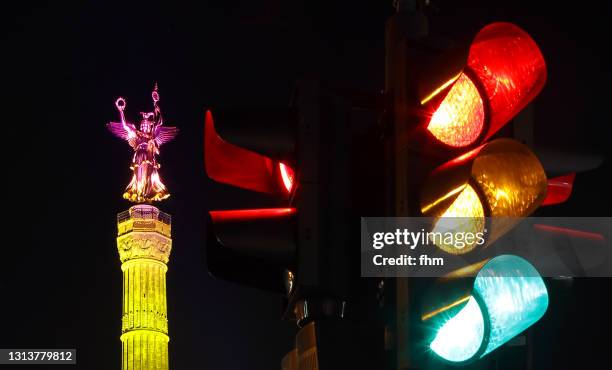 victory column with traffic light at night (berlin, germany) - traffic light control box stock pictures, royalty-free photos & images