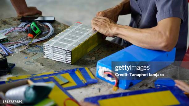 technicians are assembling batteries for use in electric vehicles. - litio fotografías e imágenes de stock