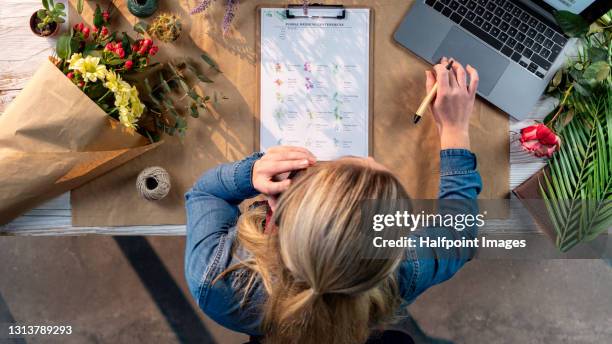 top view of florist working, wedding flower arrangement and small business concept. - pedir matrimonio fotografías e imágenes de stock