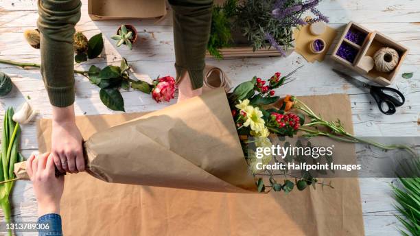 top view of florist passing bouquet to costomer, small business concept. - flower shop stockfoto's en -beelden