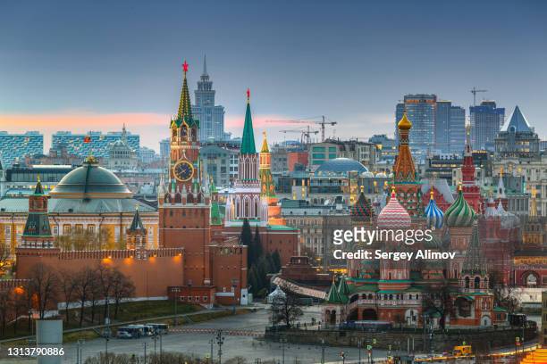 landmarks of moscow: kremlin, st. basil's cathedral, spasskaya tower - russland stock-fotos und bilder