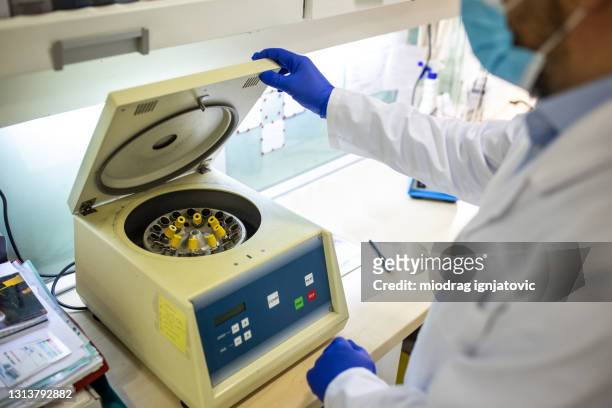 muestras de sangre en tubos de ensayo que se colocan en una centrífuga en el laboratorio - centrifugal force fotografías e imágenes de stock