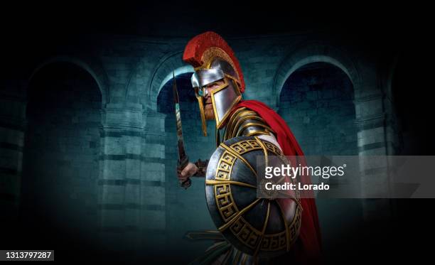 ein rothaariger krieger-gladiator in einer kampfarena - gladiator stock-fotos und bilder