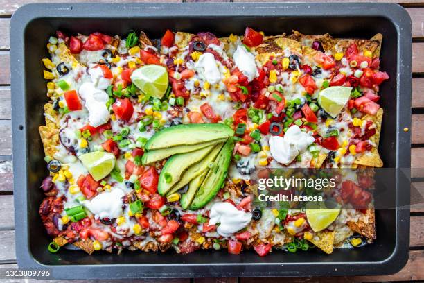 baked nachos - nachos stockfoto's en -beelden