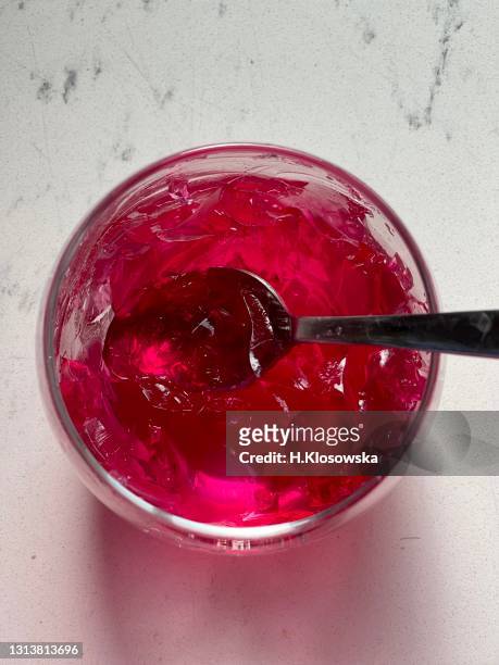 raspberry jelly - gelatin mold fotografías e imágenes de stock