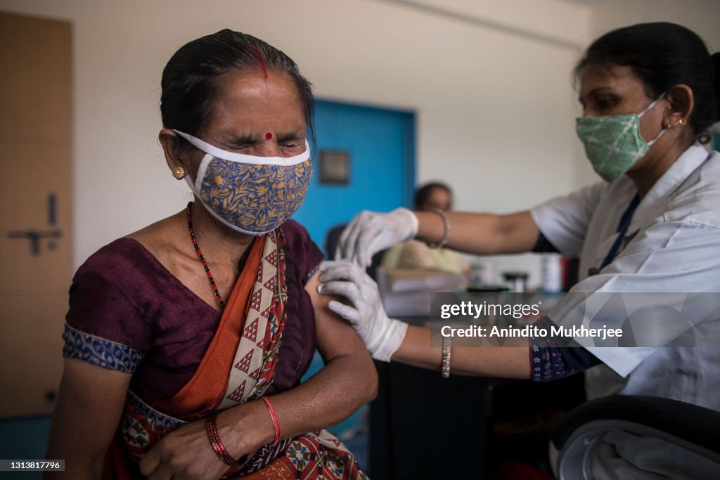 India records more than 300,000 covid infections in a single day