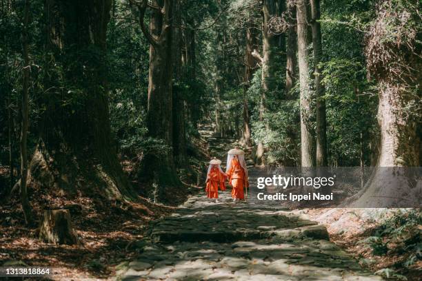 mother and child in kimono walking on kumano kodo pilgrimage trail, japan - kimono photos et images de collection