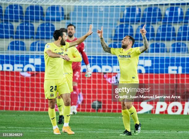 Paco Alcacer of Villarreal CF celebrates after scoring goal during the La Liga Santander match between Deportivo Alavés and Villarreal CF at Estadio...