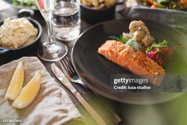 gerookte zalm met aardappelsalade - zalm stockfoto's en -beelden