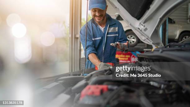 garage service auto shop. owner small business - garaje de reparación fotografías e imágenes de stock