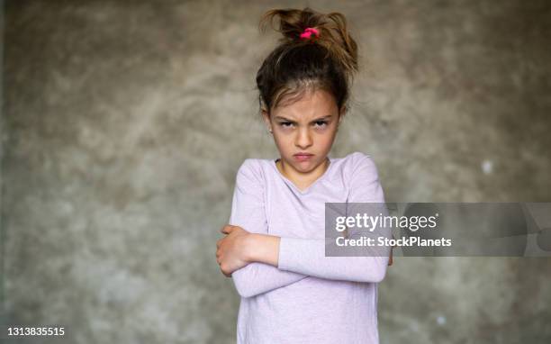 portret van een meisje dat boos voelt - 10 11 jaar stockfoto's en -beelden