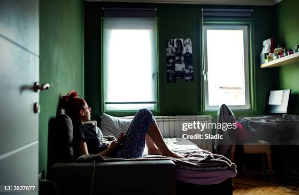 tiener die slimme telefoon thuis met behulp van - teenager girl blanket stockfoto's en -beelden